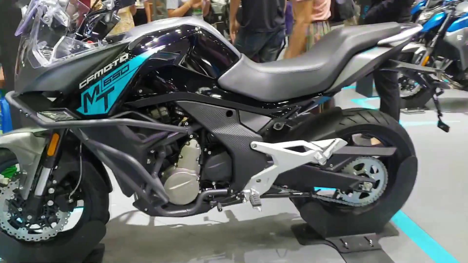 春风650mt外观细节实拍和春风650gt相比你更喜欢哪个外观