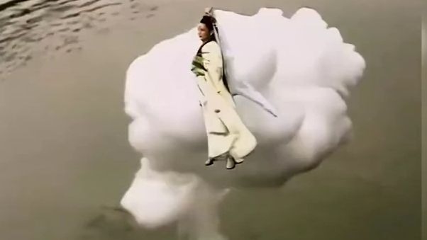 以前的神仙腾云驾雾真的会飞,像真的一样,现在像挂腊肠!