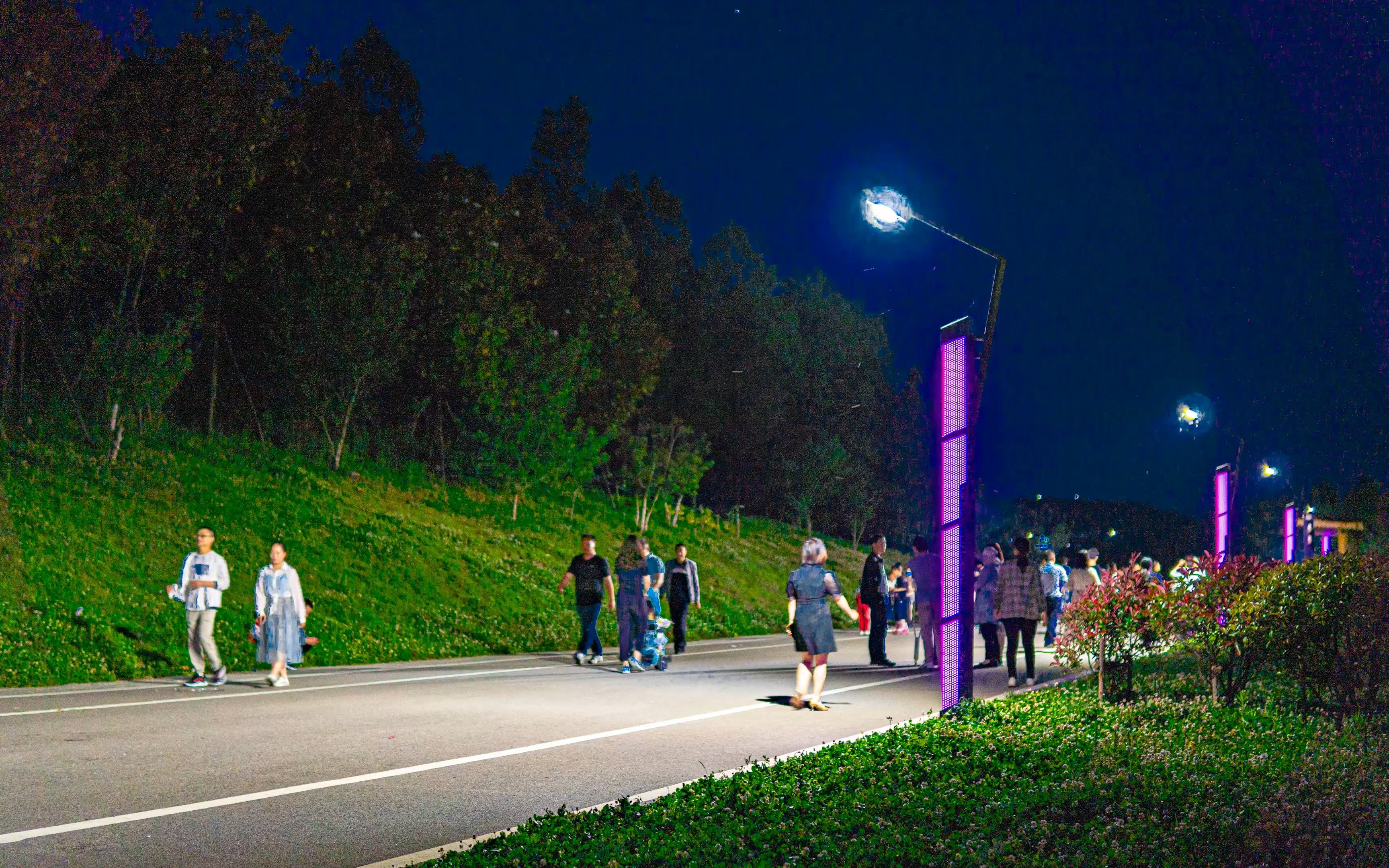 的时候还在是人山人海简直是避暑的好地方在这里散步显得格外悠闲自在