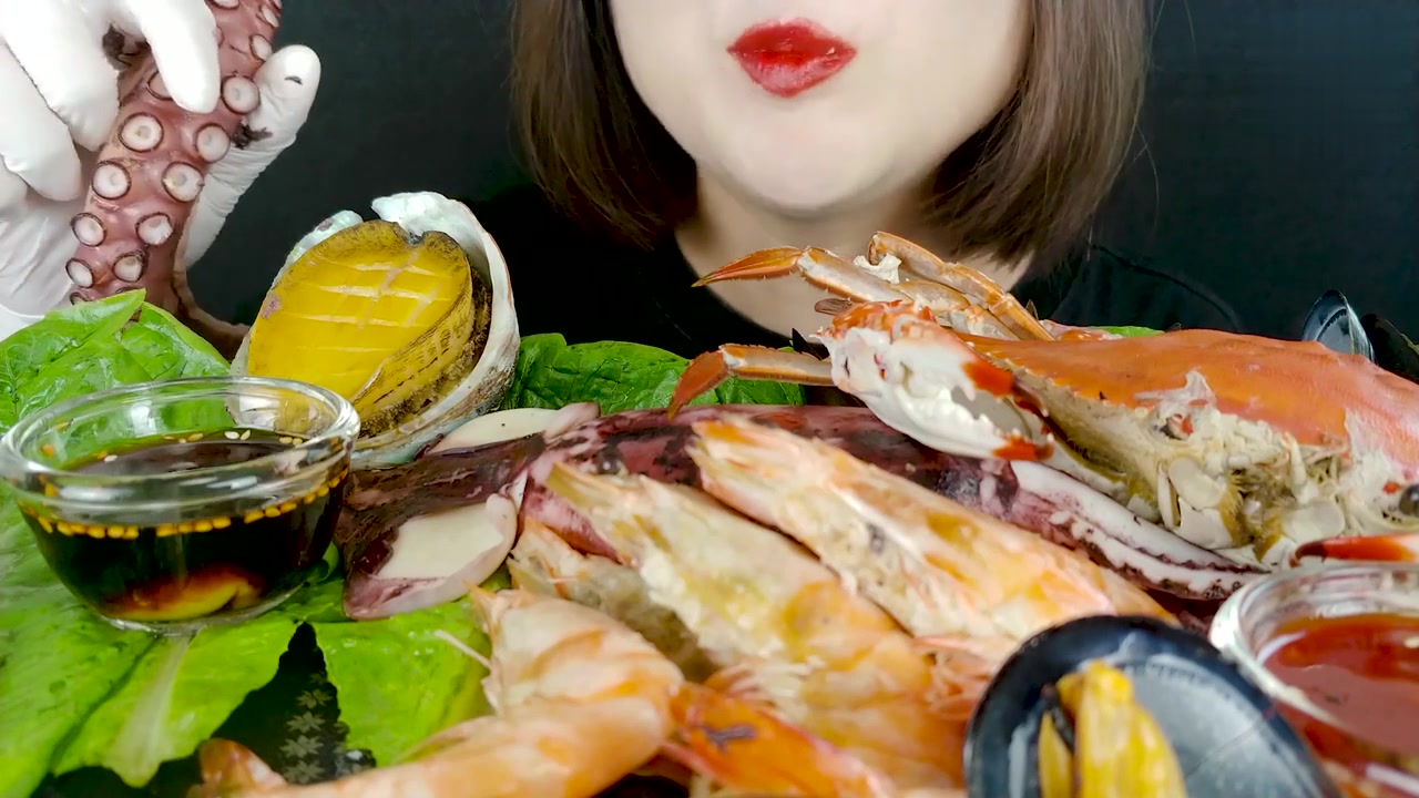 气质小姐姐吃蒸海鲜蟹章鱼腿鲍鱼虾鱿鱼贻贝