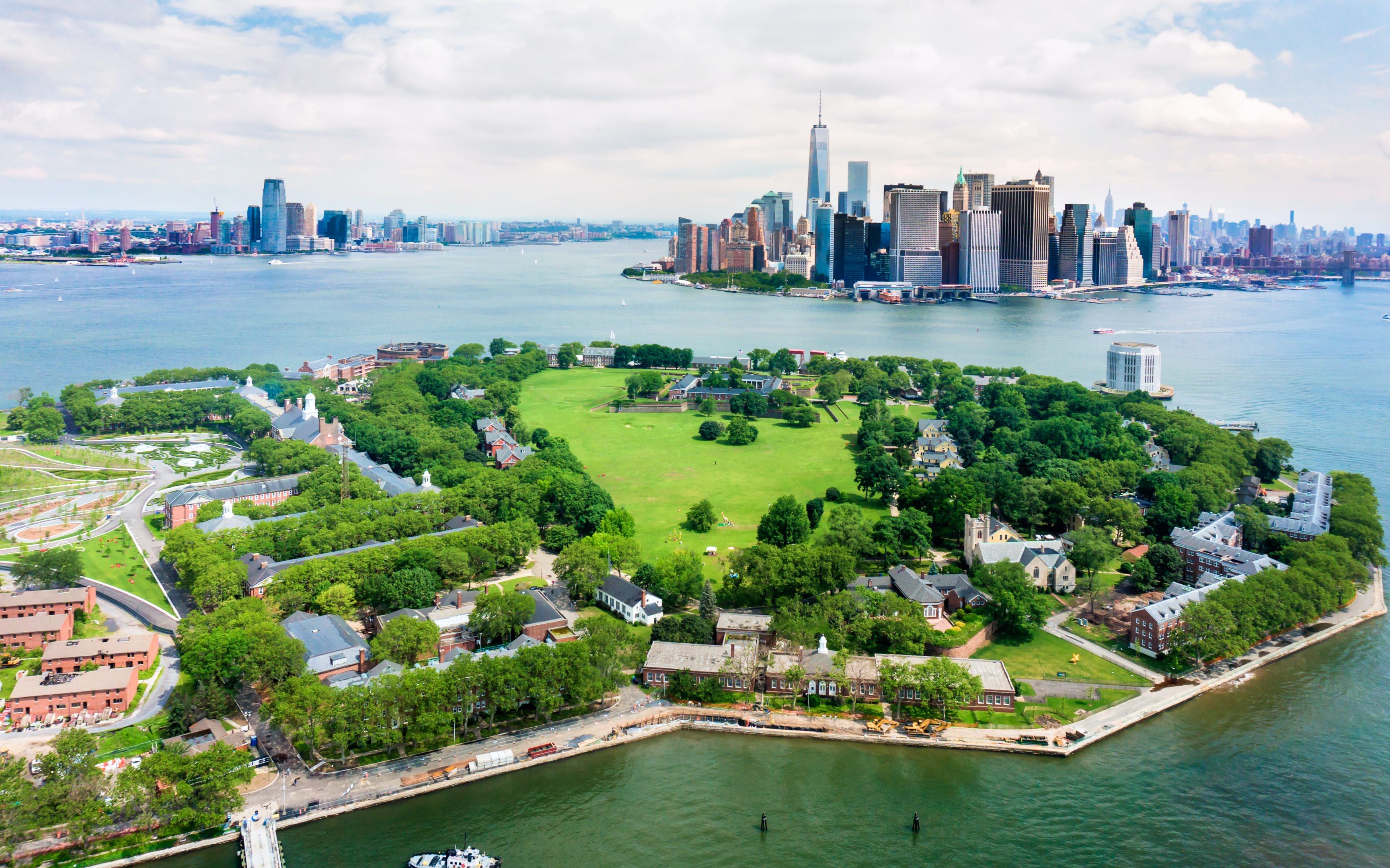 航拍加弗纳斯岛 看对面的曼哈顿岛纽约城市