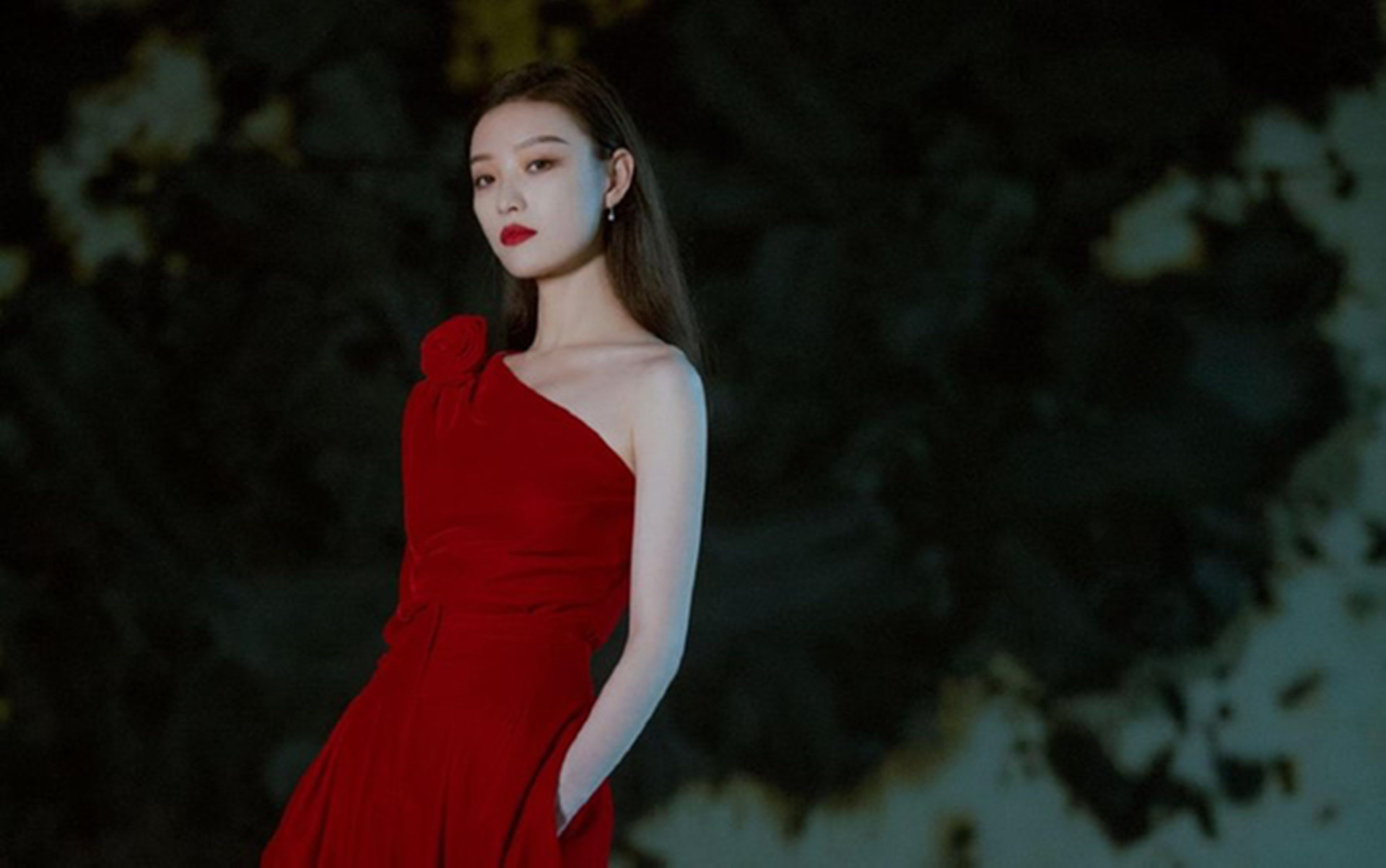 32岁倪妮红裙造型曝光,秀身材太性感,曾与刘诗诗合拍大片