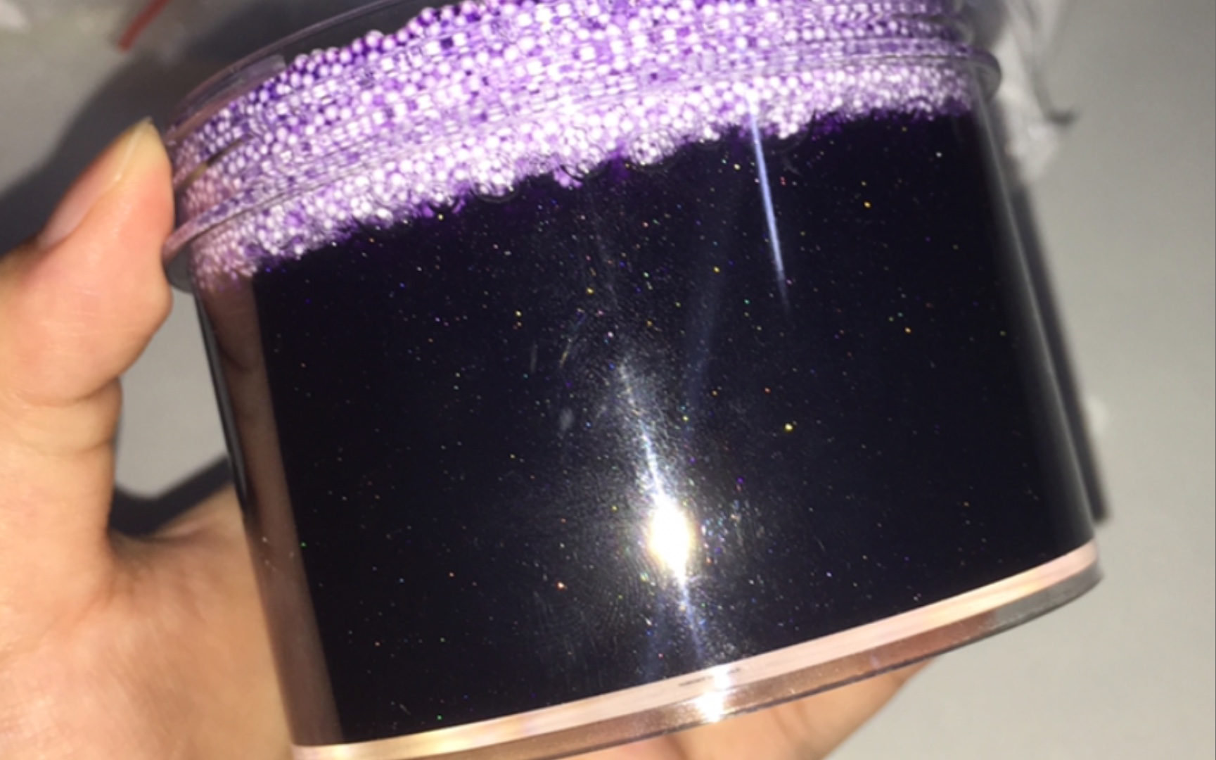 紫到发黑的掉渣水潭