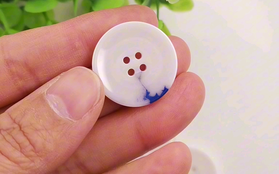冬日新宠:白底青花陶瓷纽扣,宛如雪中的诗篇