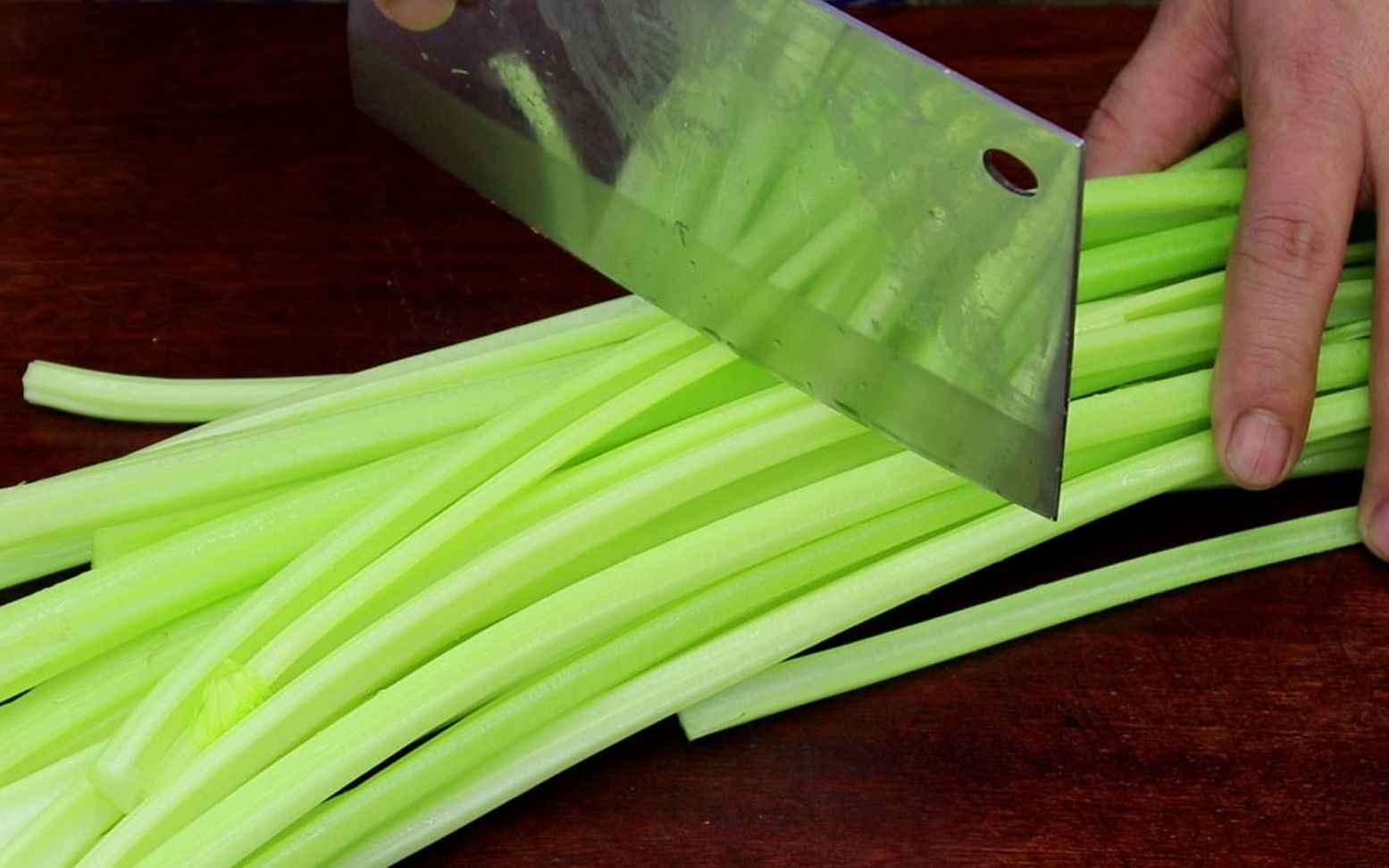 腌芹菜时,有人直接腌,有人先杀水,都不对,教你正确做法,解馋