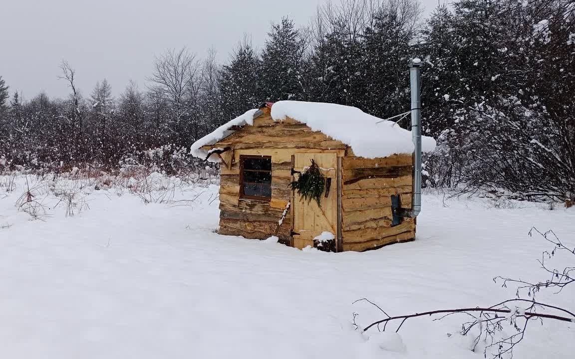 【荒野独居】自建小木屋,感受在僻静荒野无人区的生活方式