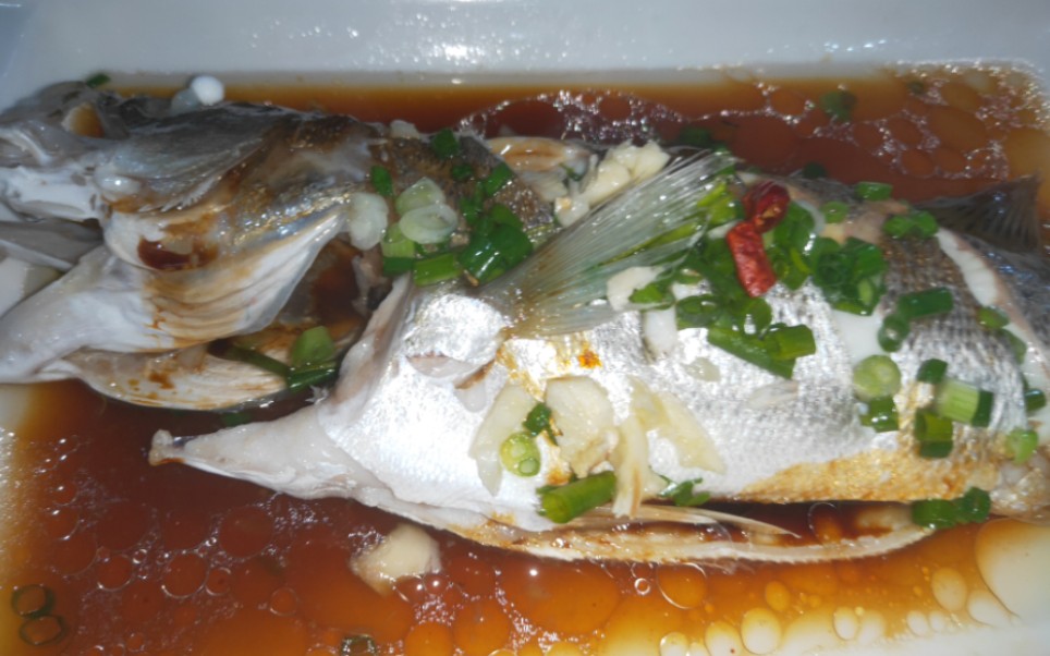 家常菜系列之葱油鲈鱼,鱼肉太嫩了,先蒸好再葱油
