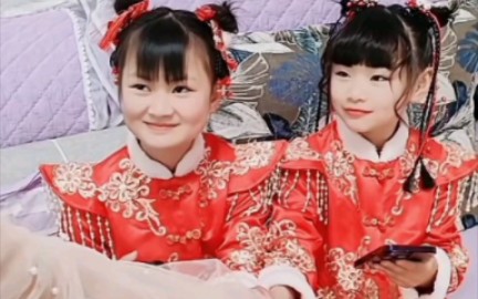 [图]三梦奇缘和两个女儿大手拉小手，母女情深！