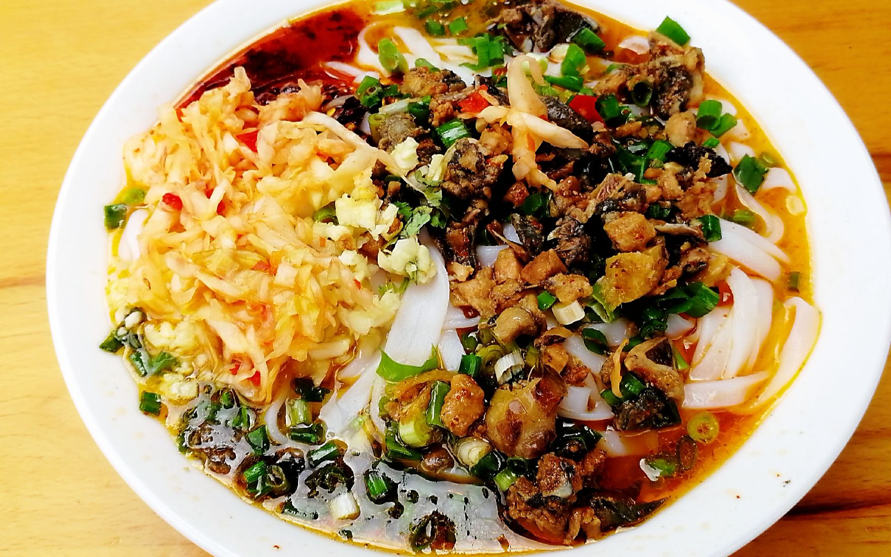 品尝孟定街边美食鸡肉米干,发现路边摊才是最好的吃_哔哩哔哩_bili