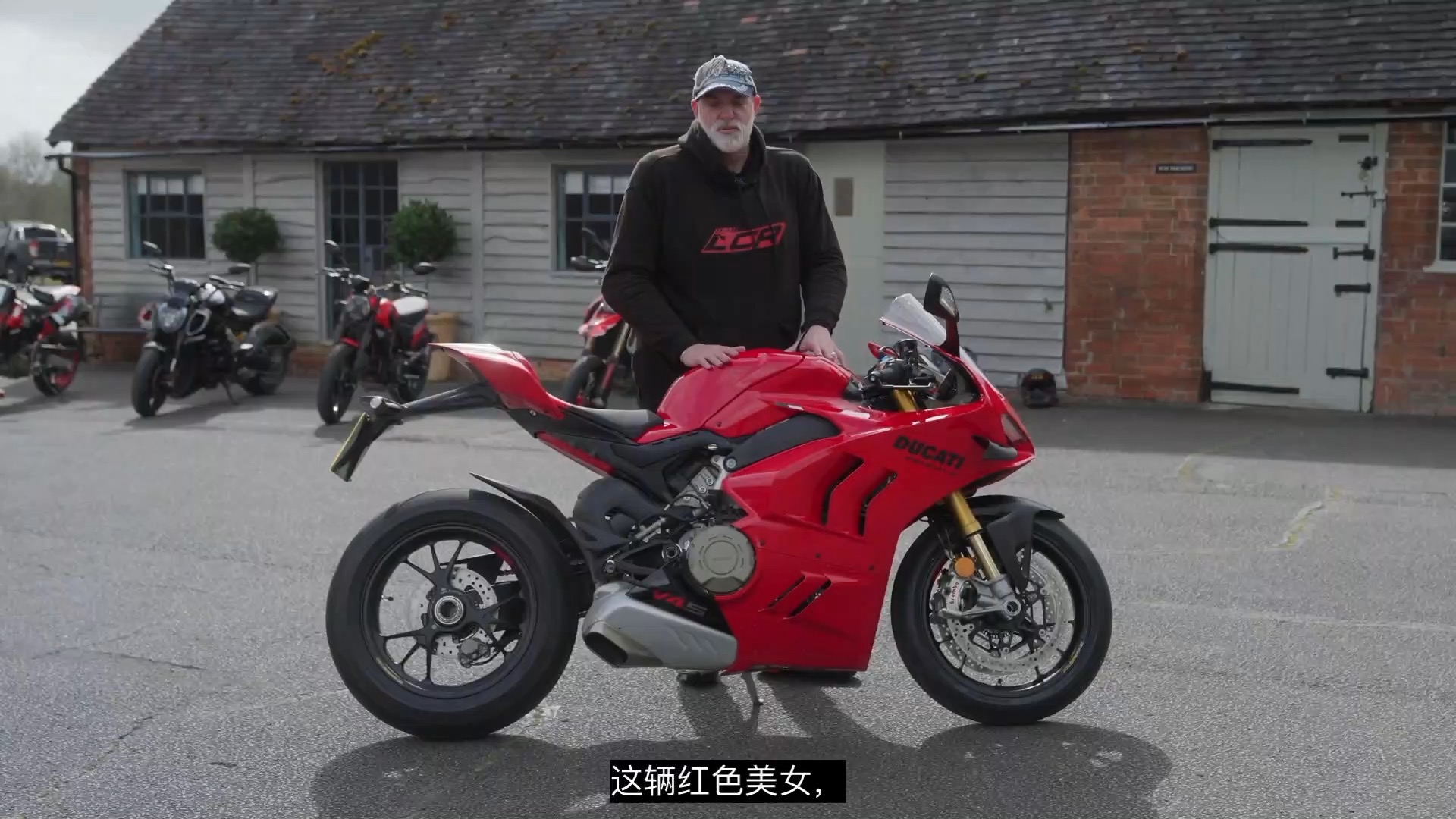 适合公路的摩托车? 2024 ducati panigale v4s