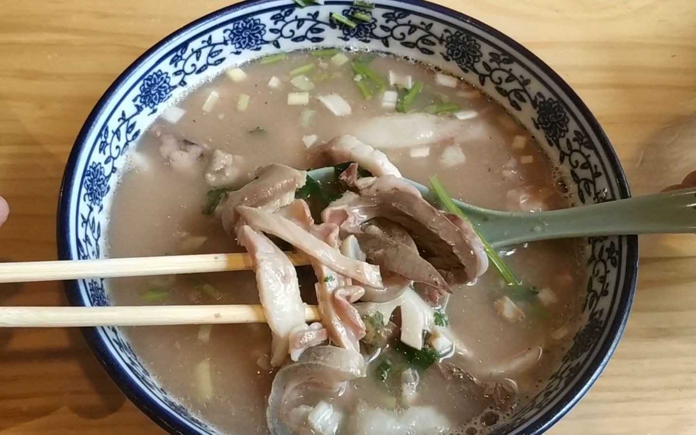 天津特色早点之羊汤12元一碗送两个烧饼一个人直接吃撑了