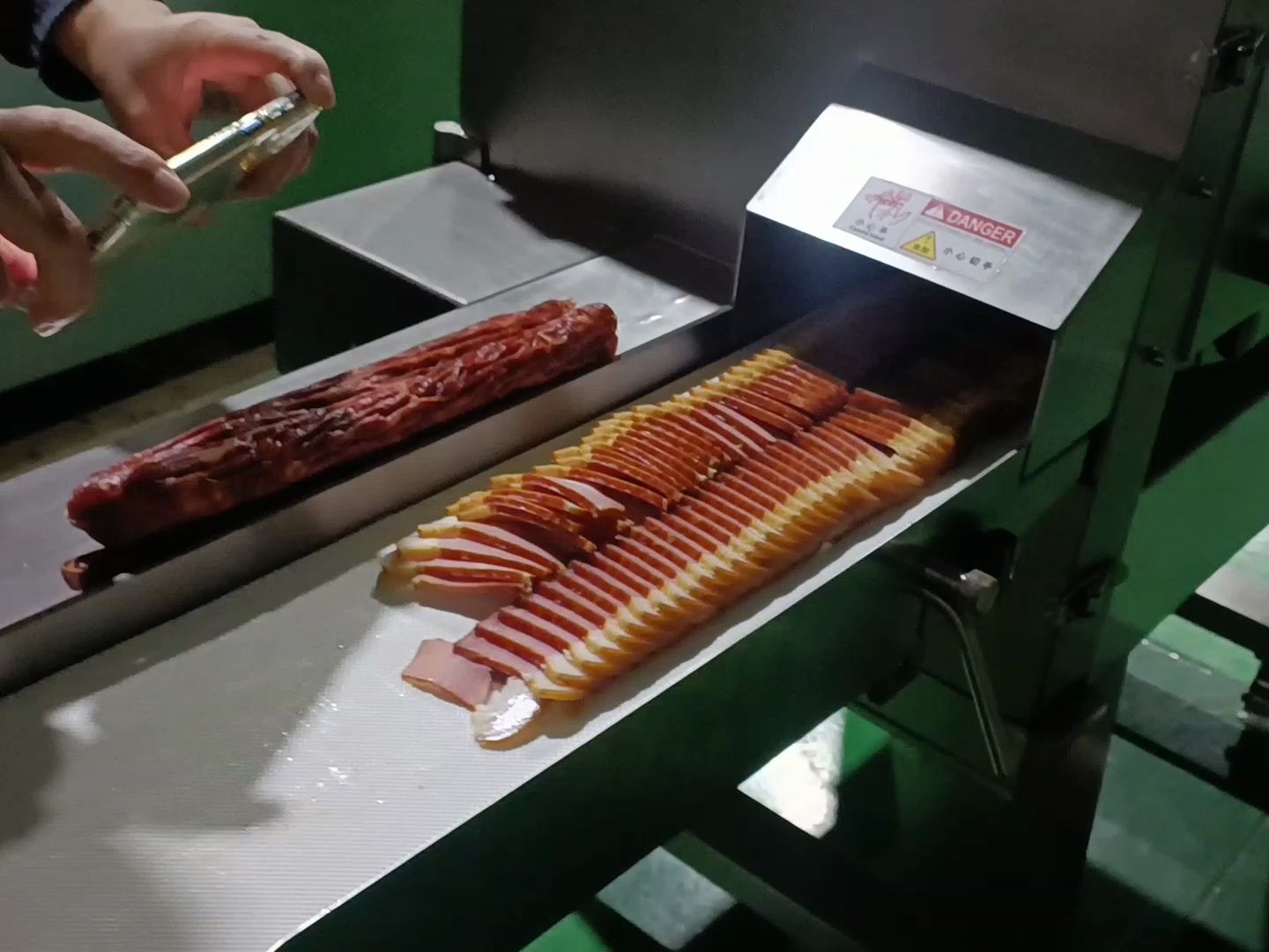 输送式腊肉切片机,厚薄可调节卤肉熟食扣肉切片设备,腊肠切斜片机