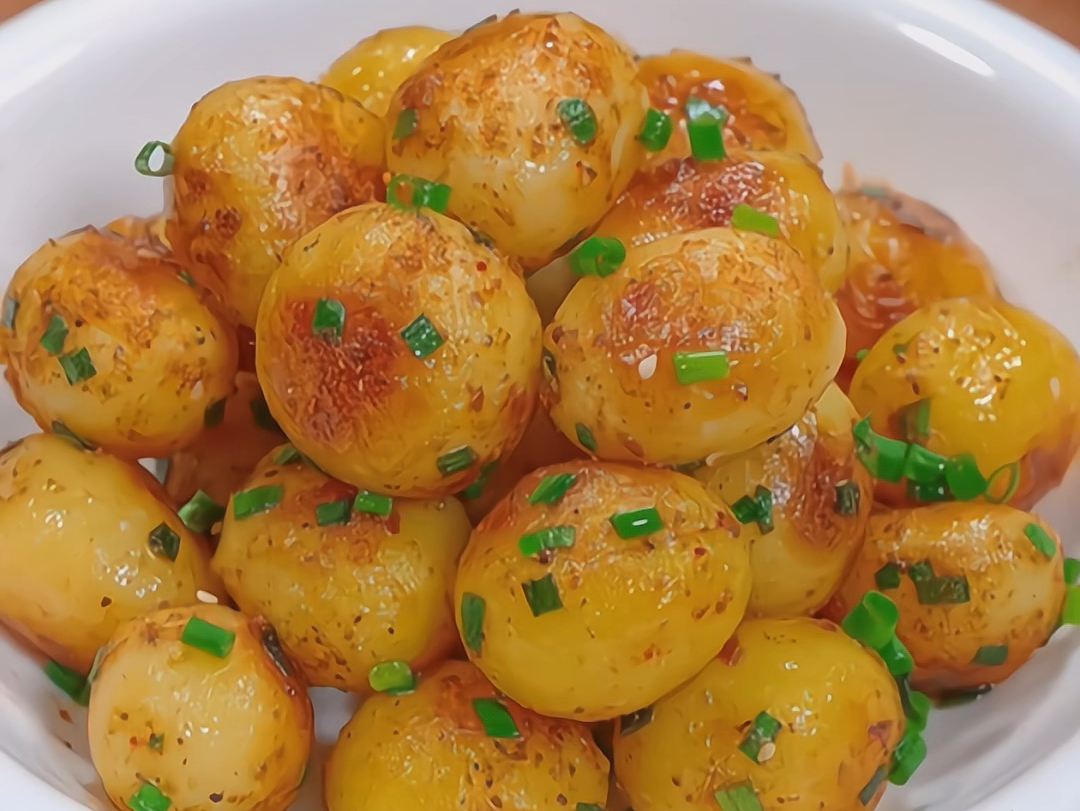 这个椒盐小土豆,粉粉糯糯,还带着奶香,大人小孩都爱吃!