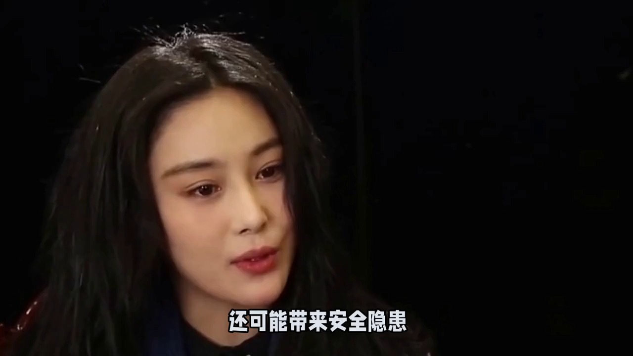 张馨予家里水管爆了,赤脚淌水,一生做要出片的女人