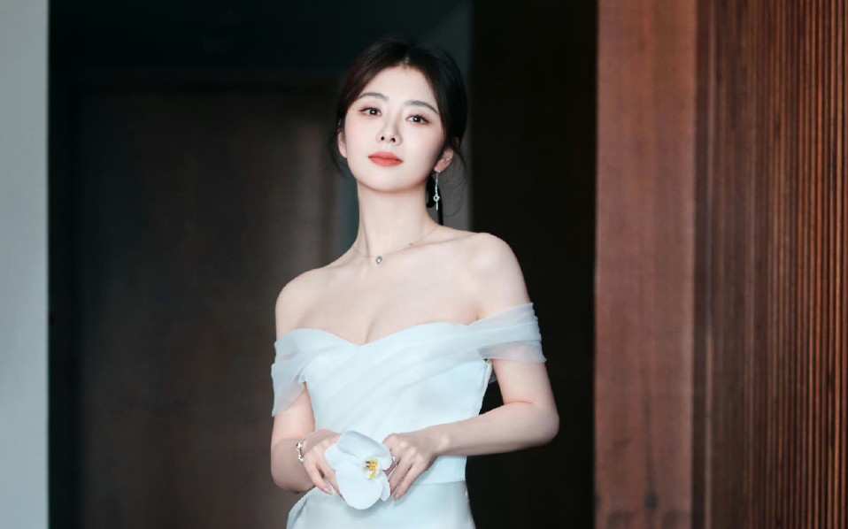 谭松韵一袭白色缎面礼裙,优雅端庄 又纯又欲,清新纯净如茉莉花