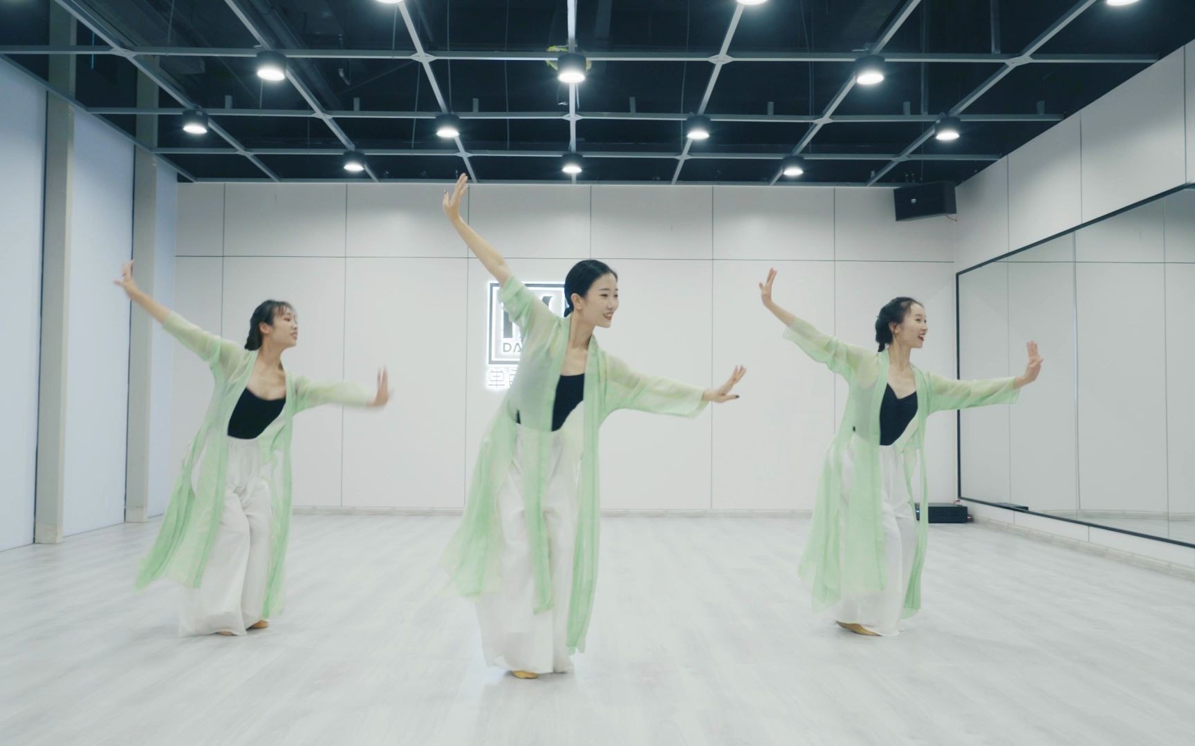 活动作品古风碰撞粤语这支舞蹈请你笑纳单色舞蹈中国舞