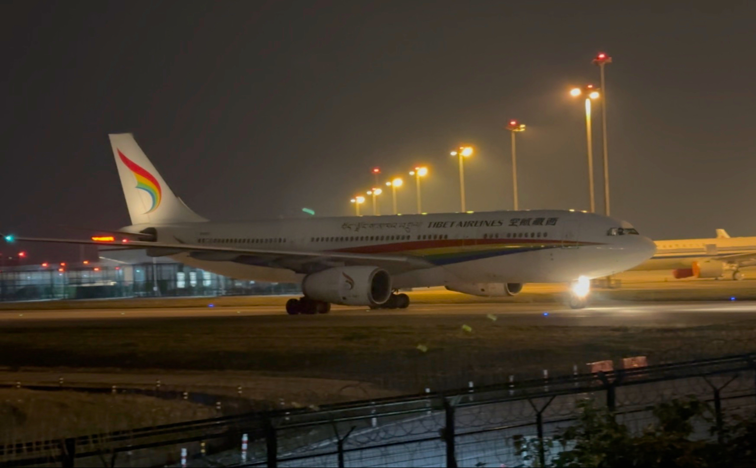 西藏航空a330成都双流国际机场ctu滑行