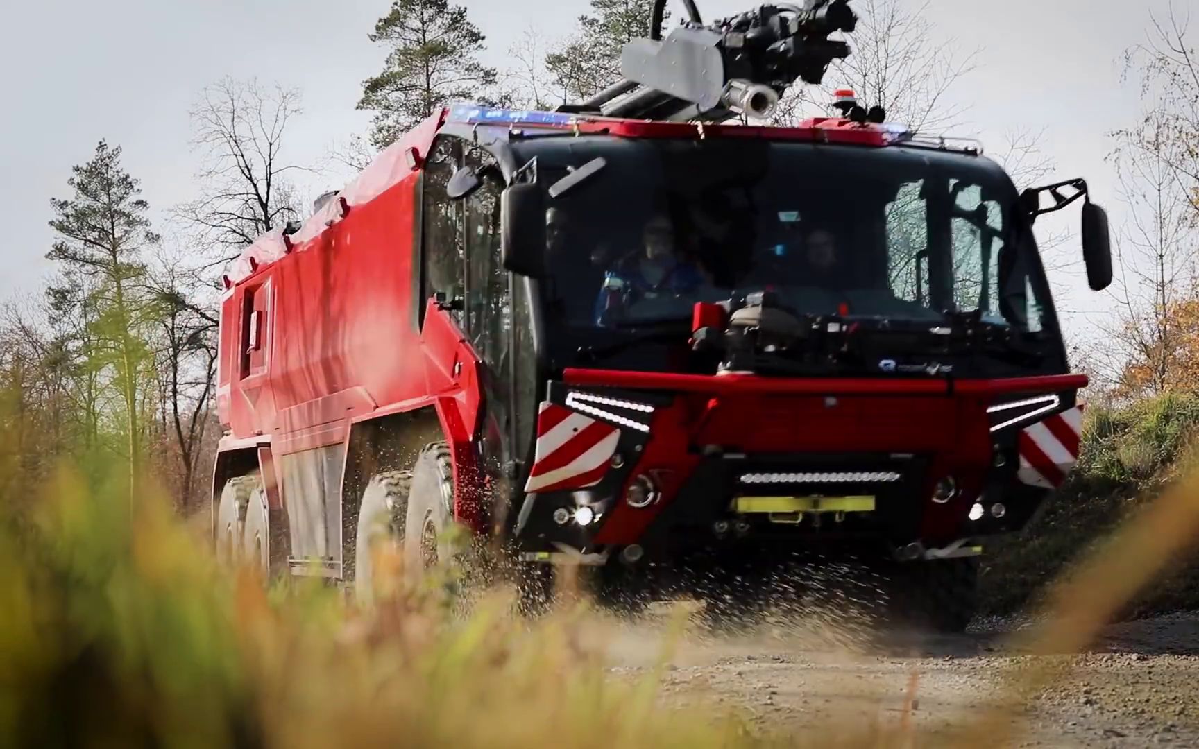 [汽车鉴赏]卢森宝亚美洲豹8x8机场消防车越野测试
