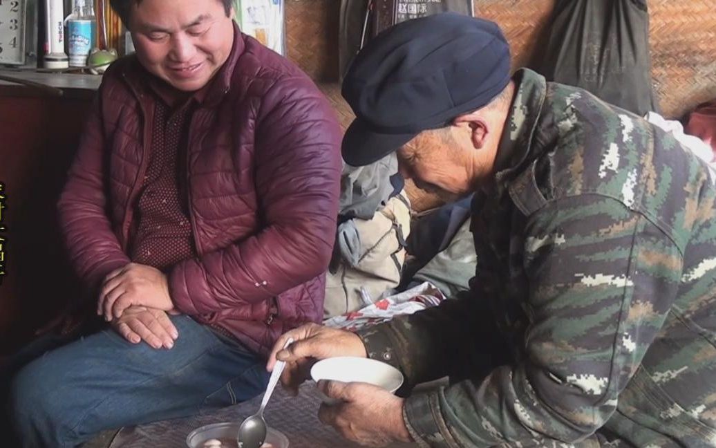 农村大锅哥,在寒冷的冬天给坐轮椅的老人,送去萝卜丸子汤,味美