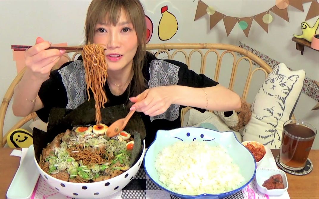 【木下大胃王】超黑!看木下吃富山暗黑拉面 @柚子木字幕组