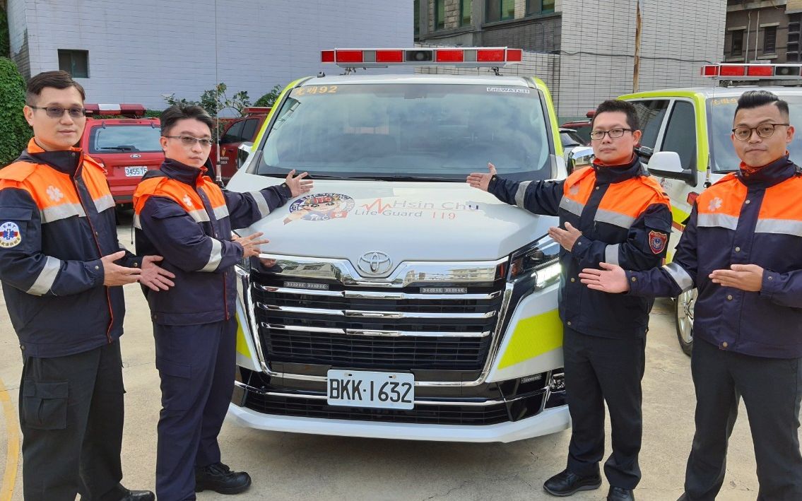 中国台湾地区新竹县消防局涂装巴腾堡格纹的新款格兰尼斯救护车出动