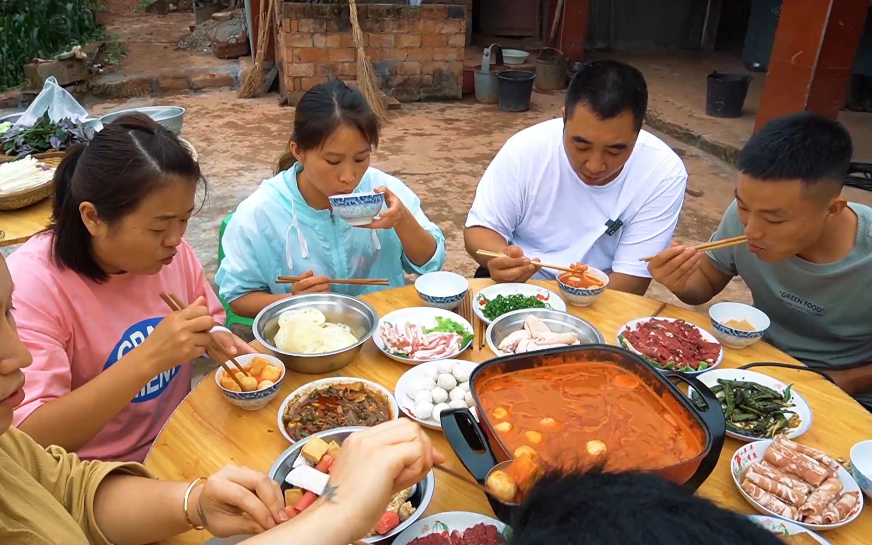 桃子姐和兄弟姊妹捡河蚌,一起吃番茄火锅,酸甜鲜香,美滋滋_哔哩哔哩