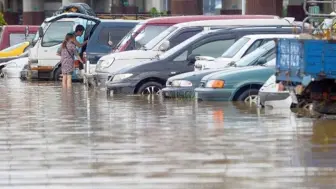 Video herunterladen: 一场大雨撕下来新能源车的真面目，车主后悔：真是花钱买教训