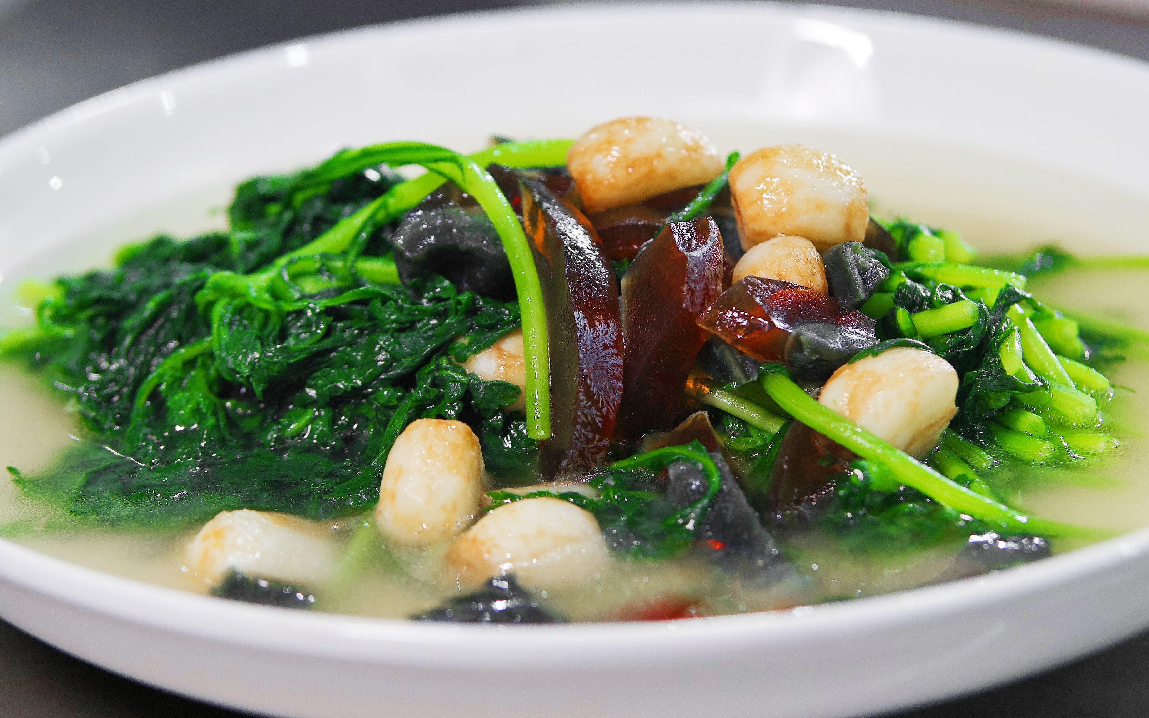 "皮蛋蔬菜汤"这样做好喝,秘诀全在炸蒜子,百喝不厌