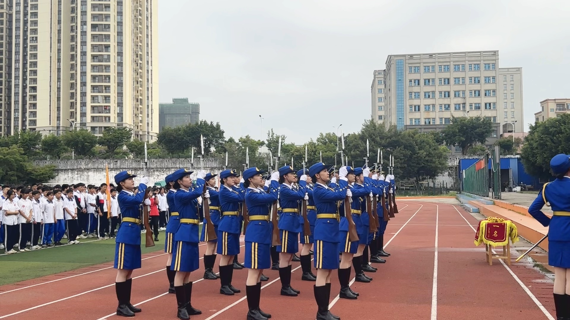 麻章一中的校服图片