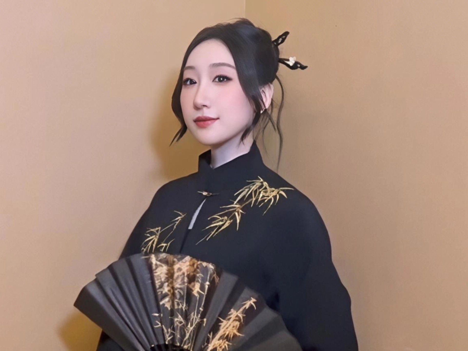 在国风节目"国风芳华录"直播时登场的部分
