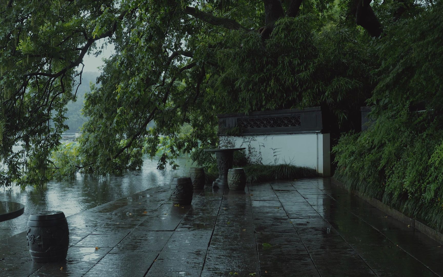 [图]【白噪音】你是个大财主，下雨天在自家园林里赏雨。