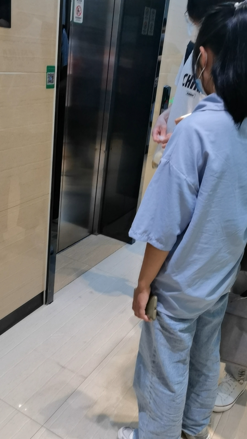 上班等电梯中