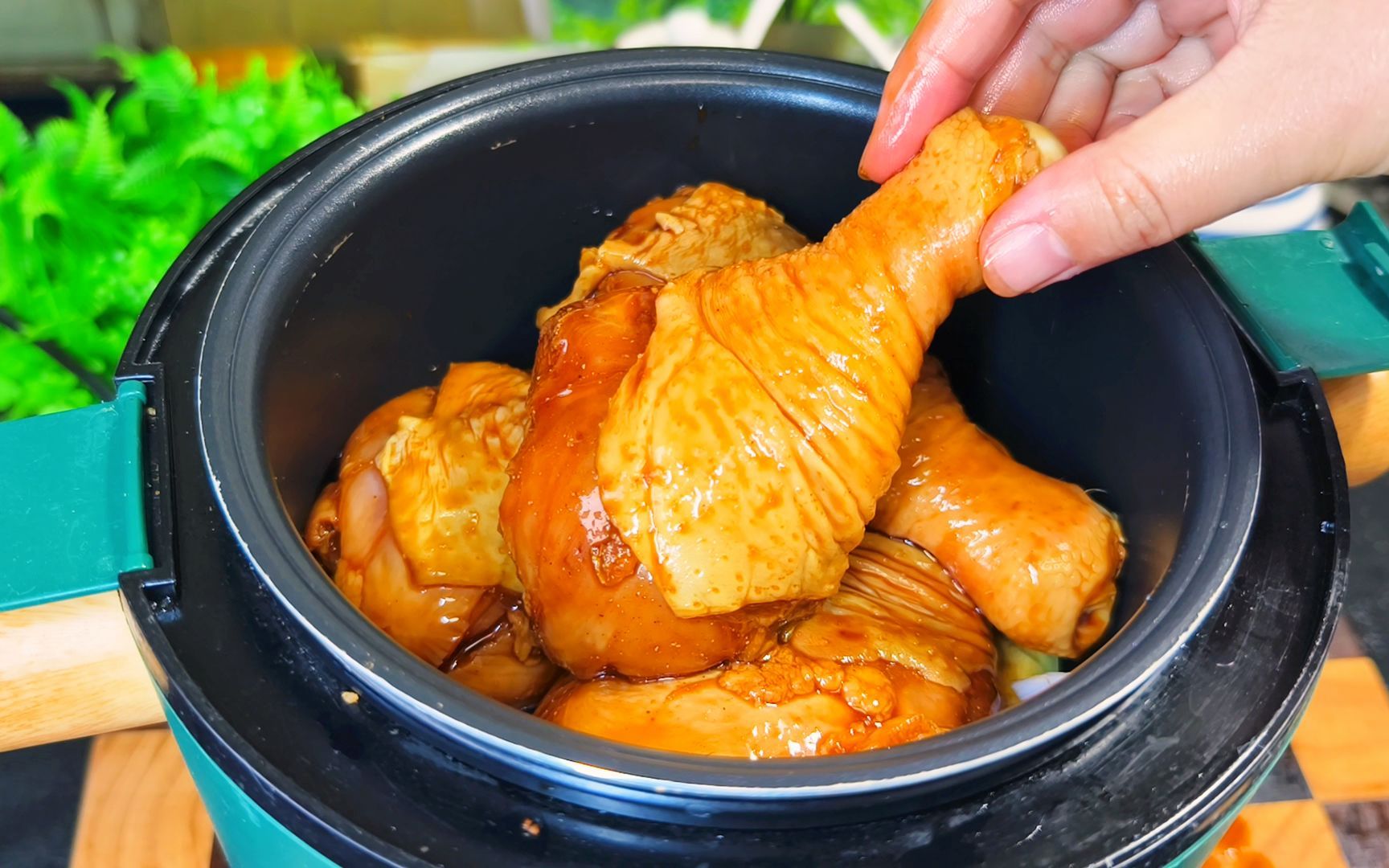 [图]把鸡腿放电饭煲里，不加一滴水，出锅瞬间变美食，鲜嫩多汁太香了