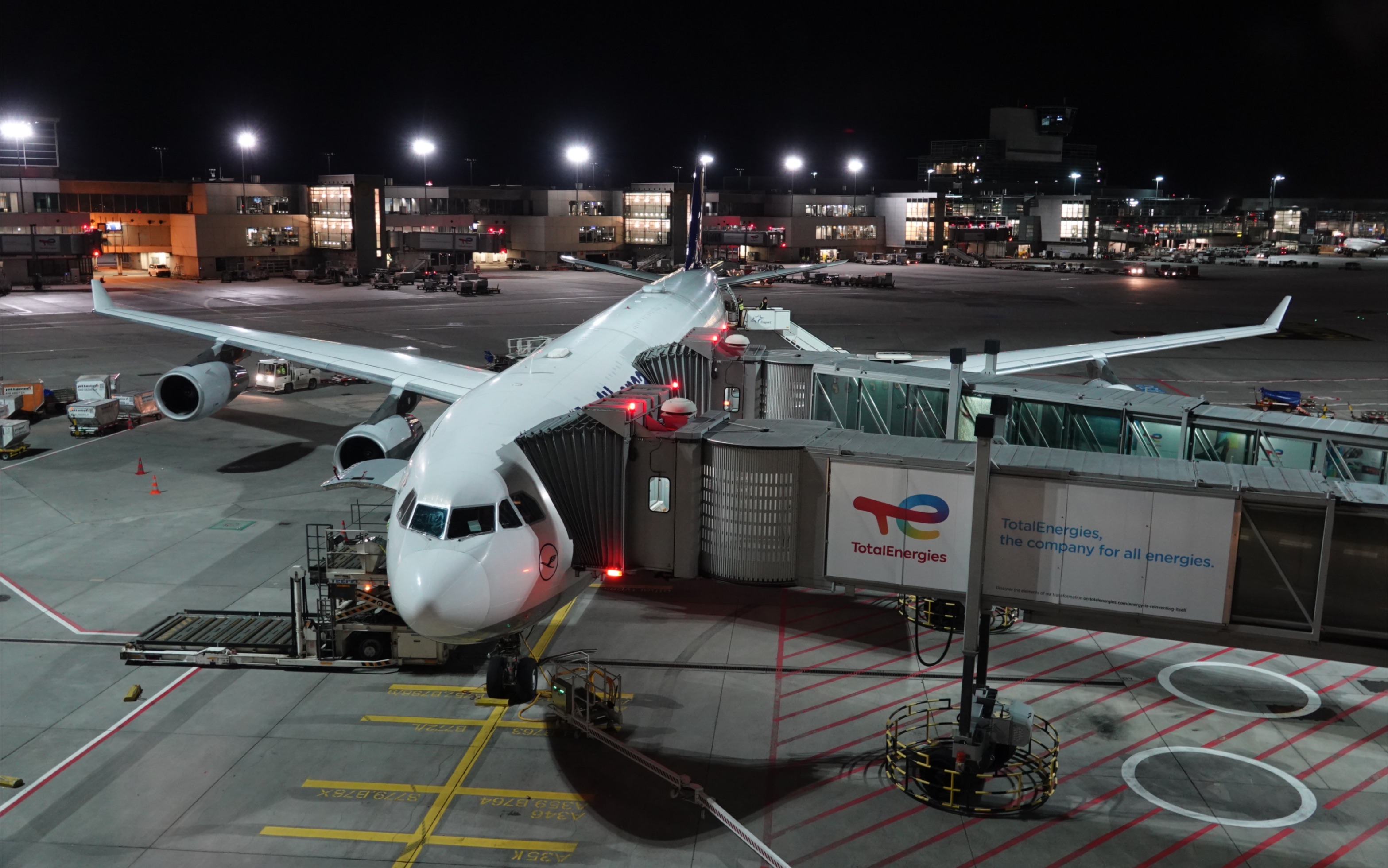 汉莎航空a340-300凌晨落地法兰克福