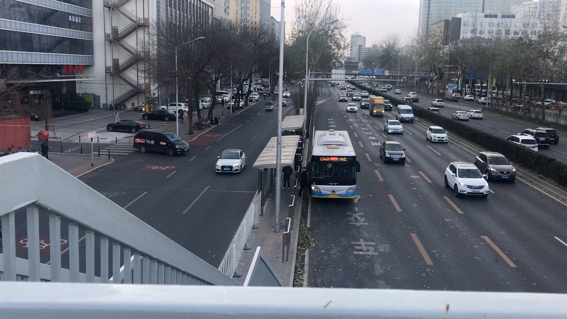 北京公交302路电鹰进安华桥西