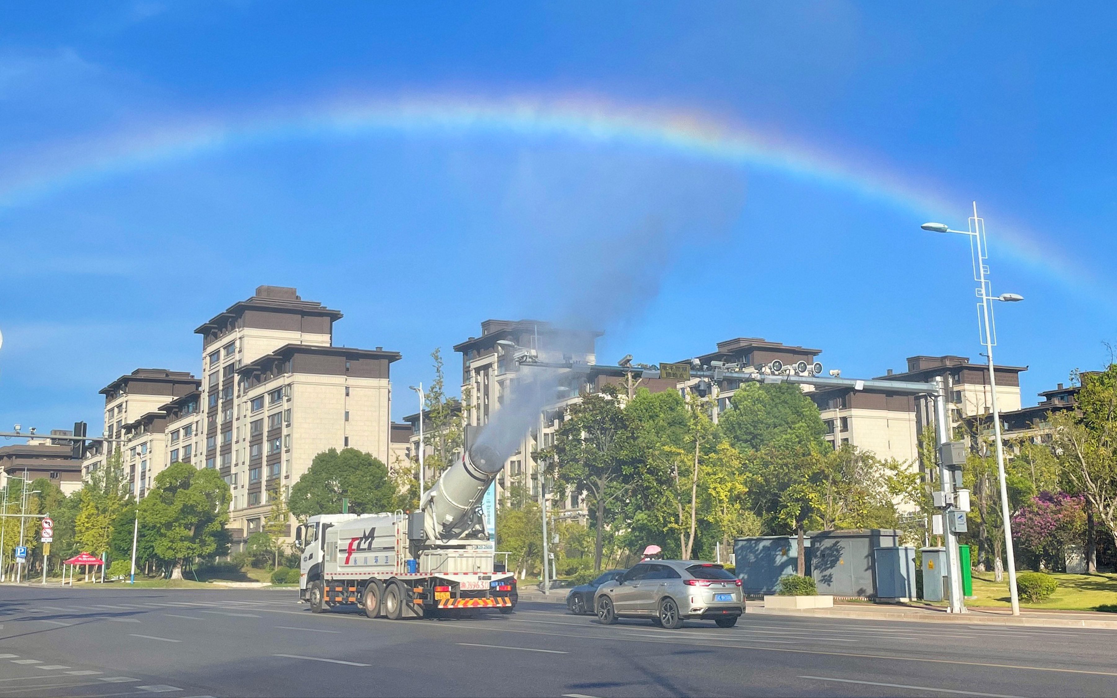 原来洒水车是彩虹制造小能手!一起来见证彩虹的诞生!