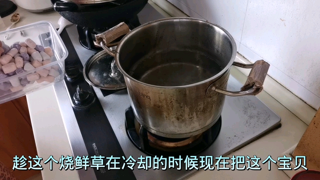 小玳姐小区门口见粉丝,回到楼上吃宵夜,椰奶芋圆烧仙草配茨菇片哔哩哔哩bilibili