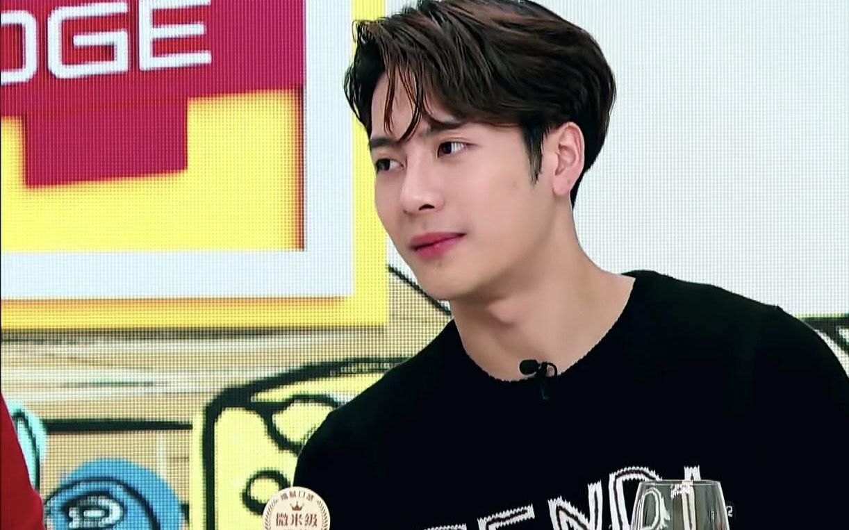 王嘉尔和黄景瑜跟杨超越学习企业家的拍照姿势,王嘉尔戴眼镜帅爆了!