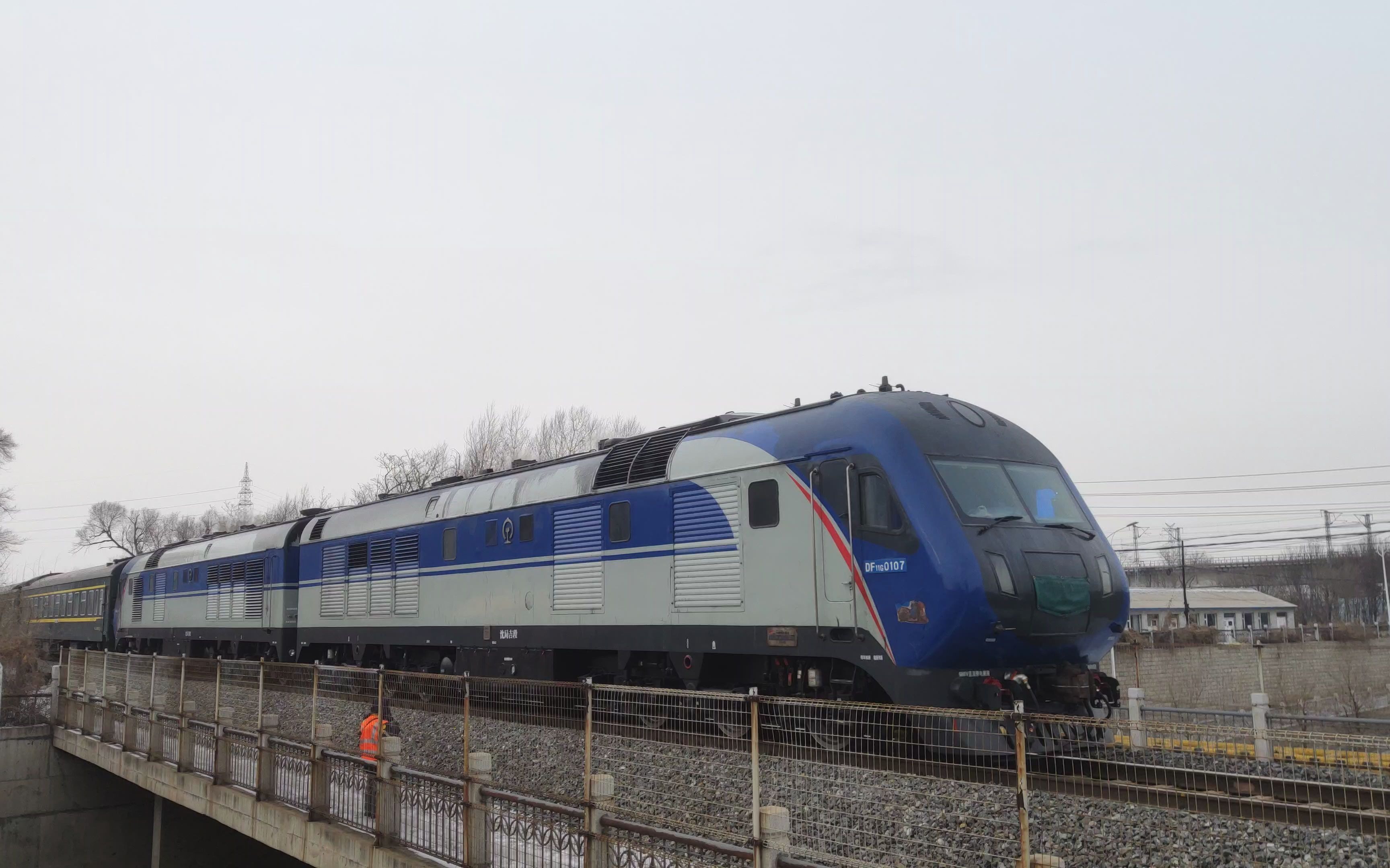 铁路df11g牵引k1571次列车通过