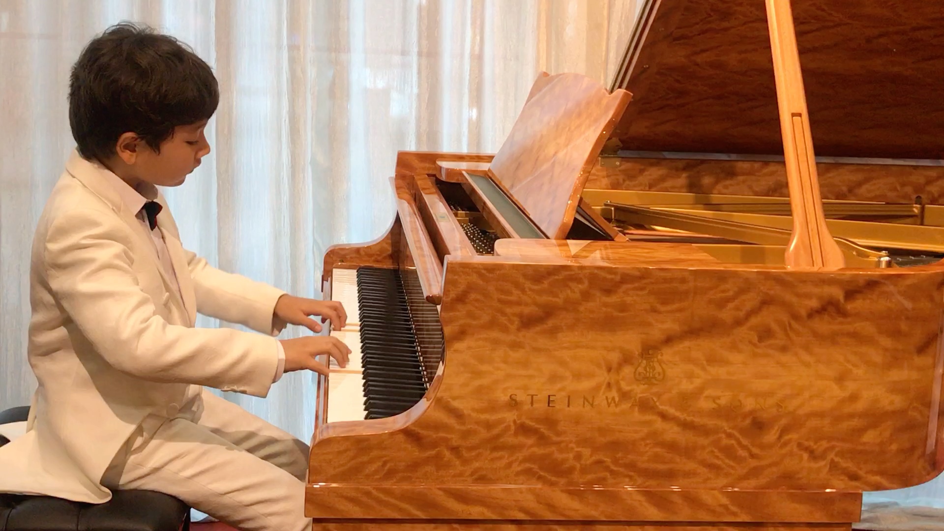 丹尼尔7岁,学琴二年演奏莫扎特奏鸣曲,师从深圳旅英青年钢琴家陈诚.