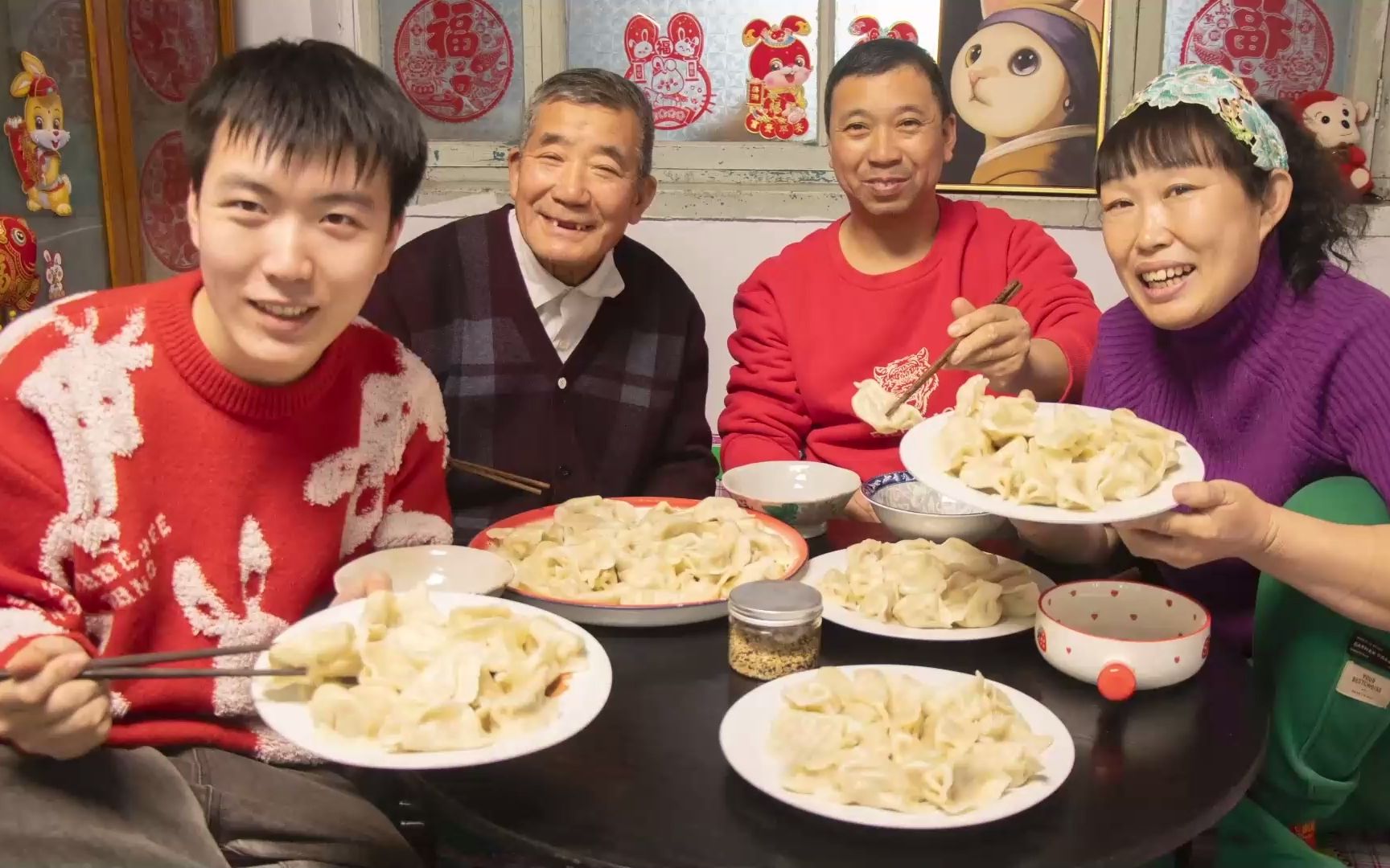 東北過年吃餃子,包豬肉圓蔥餡,煮一大鐵鍋,放鞭炮慶新年真高興