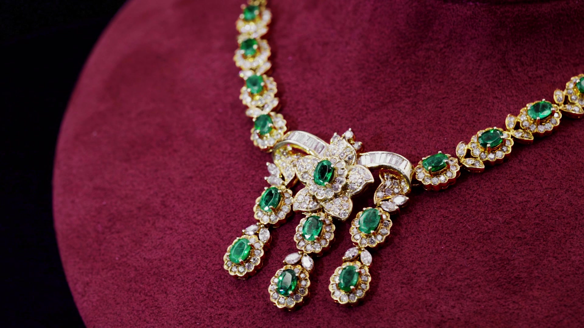 【珍藏珠宝】雍容华贵的晚装项链高贵之选-18k金镶嵌钻石祖母绿大项链