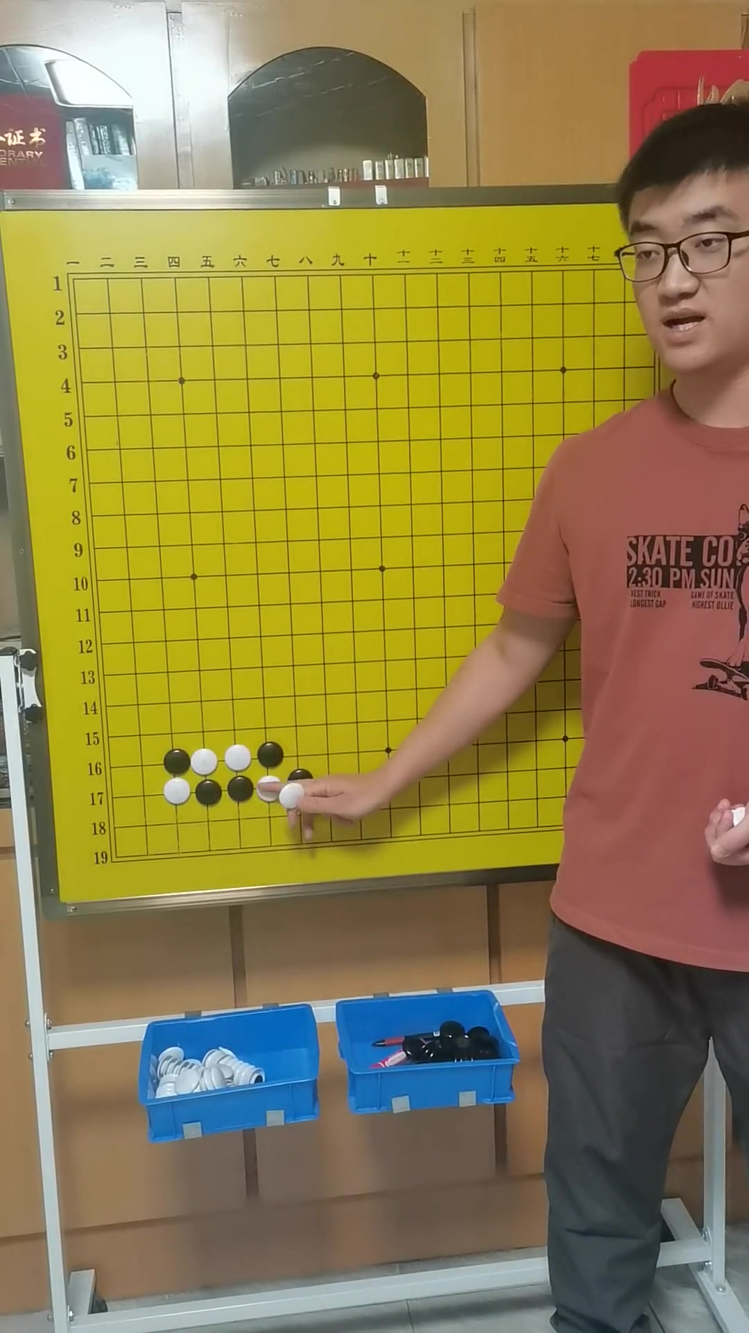 围棋中级,定式的应用:小目高挂一间低夹上打变化详解