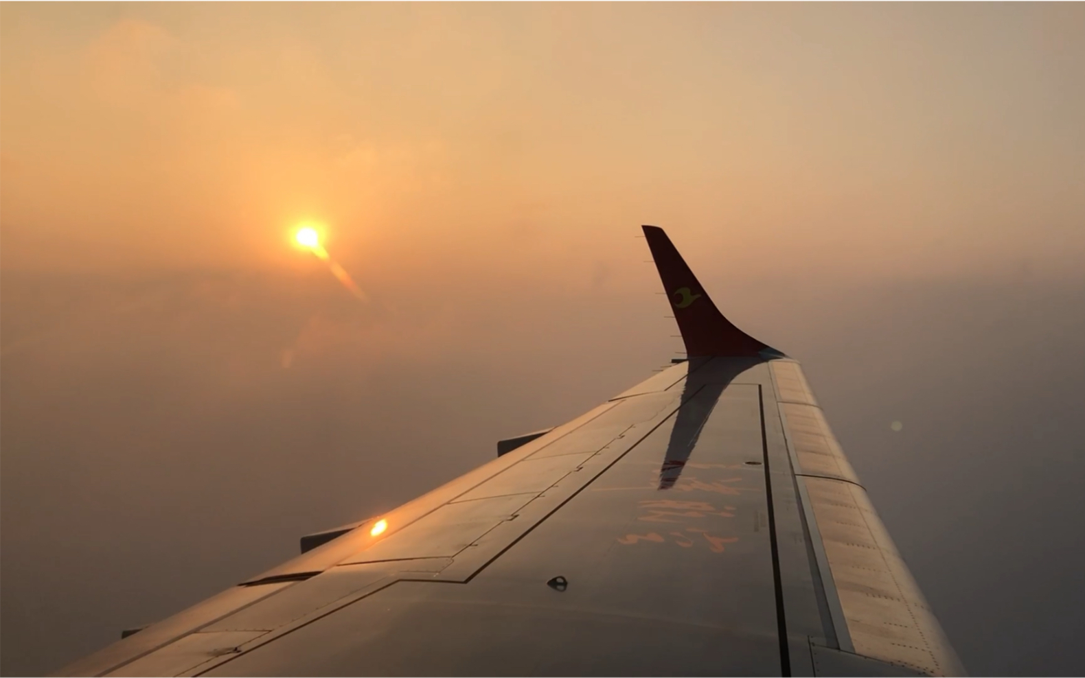 在飞机上看夕阳