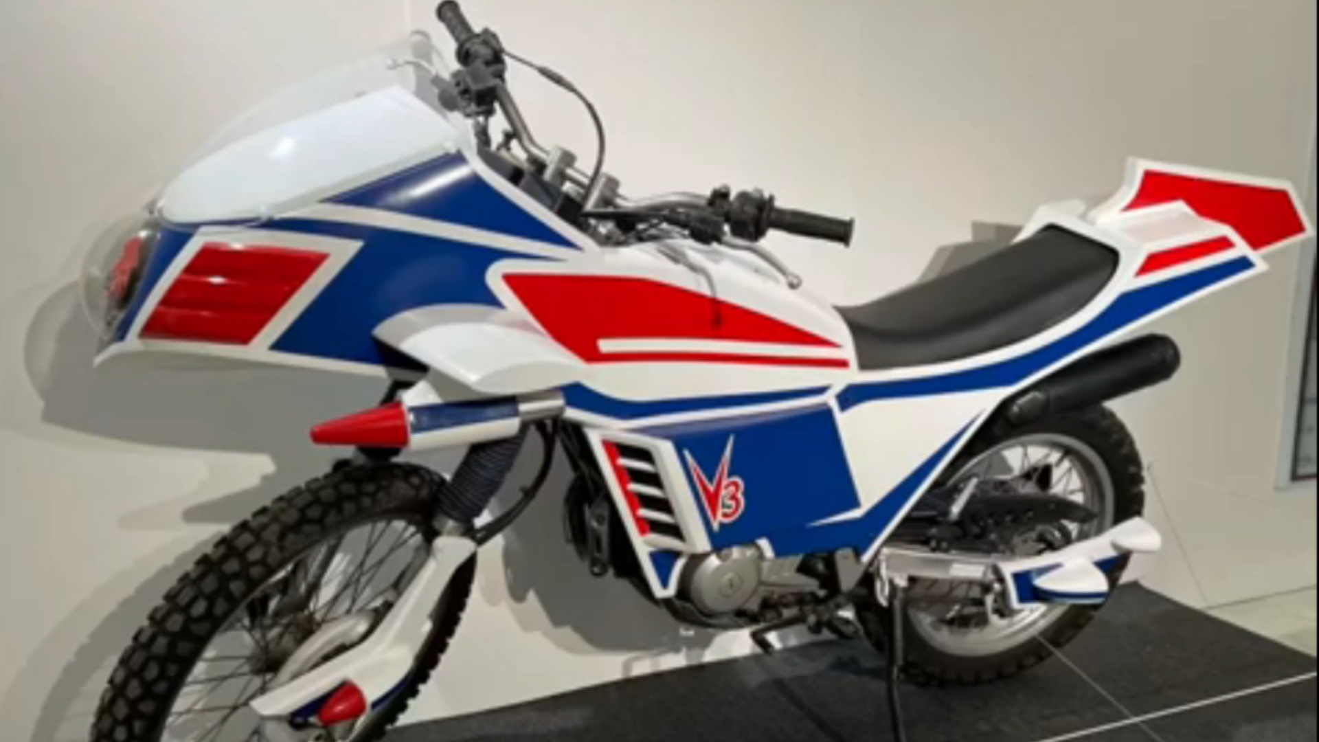 近距离观摩假面骑士v3坐骑飓风号