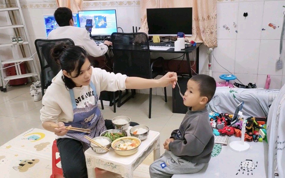 [图]梦幻夫妻的日常，今天星期六我要带孩子，老公早早就起来上号了