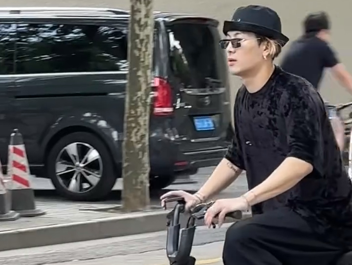 谁71王嘉尔 在路边骑共享单车 拍摄花絮