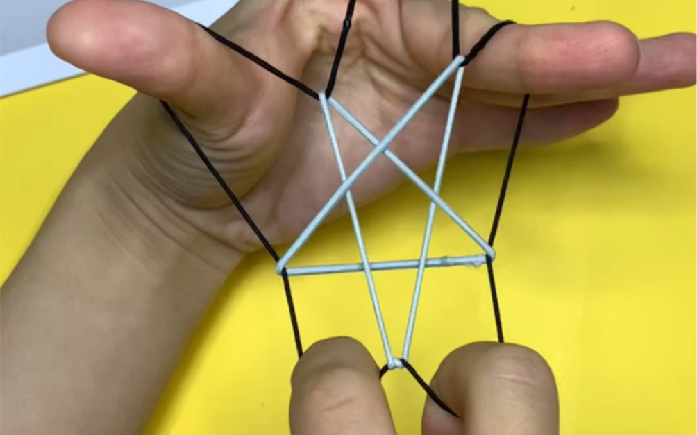两根皮筋就能翻出一个五角星,你学会了吗?#手工#橡皮筋小星星