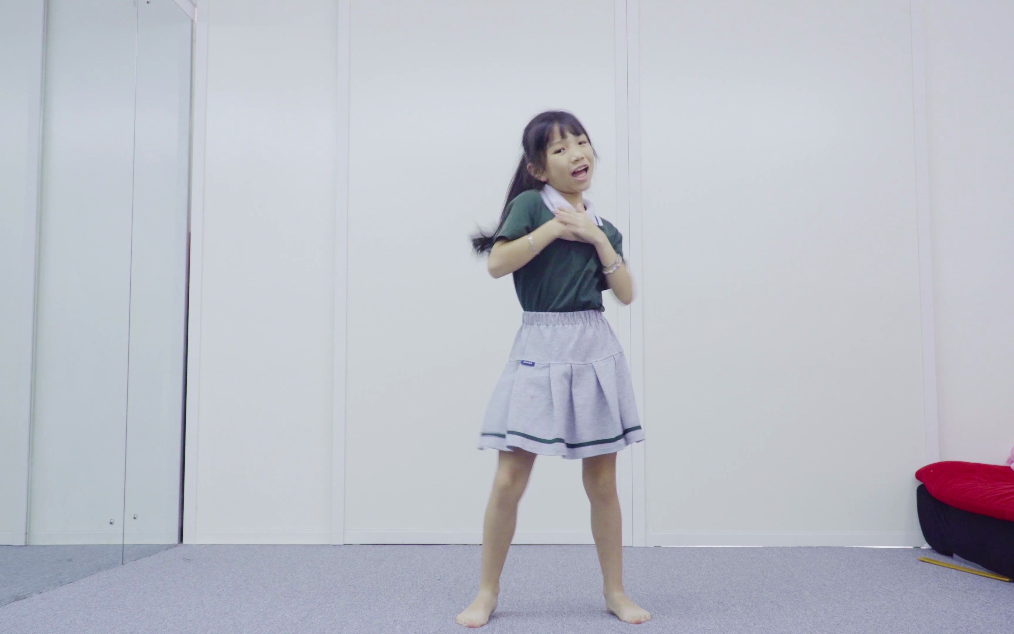 11岁小学生舞蹈室练习极乐净土