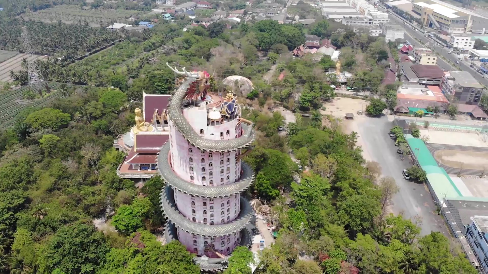 航拍 泰国三攀蟠龙寺,17层楼高,被一条巨龙缠绕着